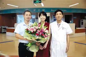 21岁女孩成功切除巨大纤维瘤 康复出院图片