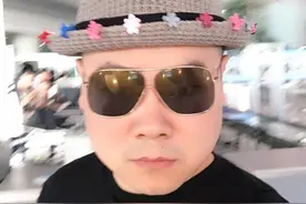 岳云鹏戴少女心小花帽出门：闺女做的必须喜欢图片