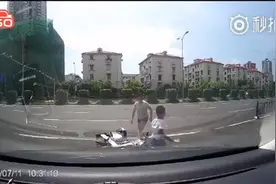 老太骑电动车见轿车“受惊”三米外倒地，轿车次责赔三百元图片
