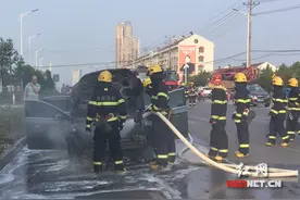 娄底一小车自燃 司机冷静将“火车”驾离避开车流图片