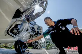 走近湖北黄石骑警队：骑手冒着高温训练图片