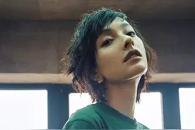 吴昕曝“王之蔑视”写真 眼神有戏女王范十足图片