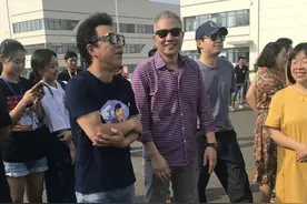 宁浩《疯狂的外星人》青岛开机 黄渤沈腾出席图片