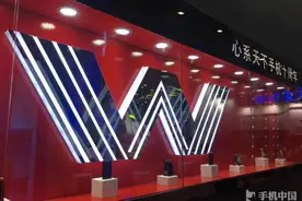 延续万元手机路线 三星W系列十周年启动图片