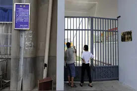 免费了20多年 临潼区人民体育场交10元押金办卡才能进图片