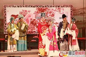 青春版大型古装花鼓戏剧目《碧玉簪》在潜江首次登台图片