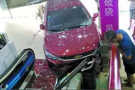 湘潭一小车凌晨冲入商场，背后有何隐情？图片