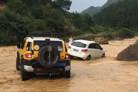 一行驴友鬼架桥徒步旅行 突遇河水暴涨被围困图片