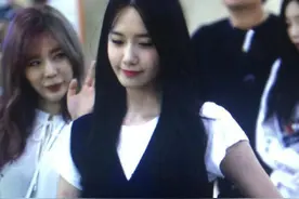 少女时代林允儿机场甜笑撩发打招呼 林允儿现在的男朋友是谁？图片