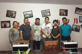 小沈阳参加同学聚会 他是同学中最年轻最帅气的图片