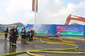 挖掘机“失手”，砸破燃气管，车流量大的现场散发浓浓刺鼻味图片