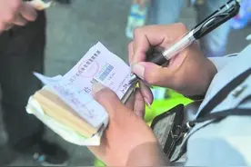 老汉为何收到城管550元罚单 只因做错了这件事图片