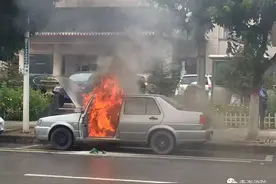 昨日｜海东：汽车突发火灾 烧成"残骨驱壳“图片