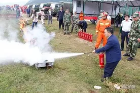 丽江市委常委崔茂虎出席“八一军事日”活动图片