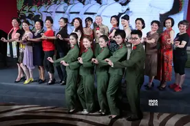冯小刚请战友看《芳华》两代“草原女民兵”同框图片