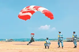 六国军人比拼1200米定点跳伞 唯一正落靶心选手是咱驻鄂空降兵图片