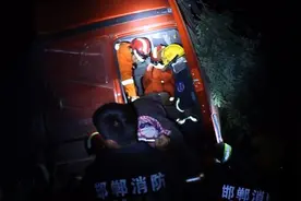 货车撞上拖拉机消防官兵急救援图片