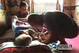 莱阳：百岁老妈瘫痪8年 七旬姐弟伺候床前图片