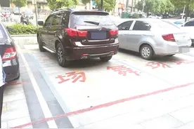 大妈“占领”停车位做舞场 行为不妥可引起处罚图片