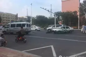 滨州一出租车与救护车相撞！救护车爆胎！图片