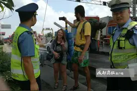 俄罗斯夫妻穷游中国 没钱去云南 高速交警助其赴滇图片