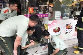 三水一小孩被门“咬手”，遇到这种情况要这么处理！图片
