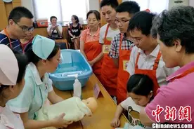 湖南举办首届“奶爸节”“超级奶爸”爆笑连连图片