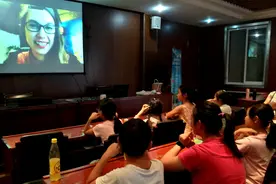 社区里的“美国小学” 让孩子和万里之外的外教面对面交流图片