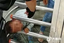 青岛：熊孩子头卡在火车站旋转门 民警帮助脱困图片