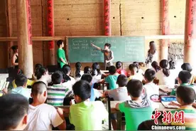 侨胞回乡办夏令营 美国华裔少年当老师教英语图片