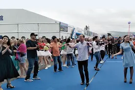 中俄“快闪”表演嗨翻博览会现场图片