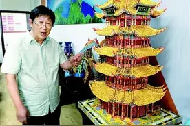 68岁老人两年折彩票30余万张 废弃彩票化身3D版“九龙壁”图片