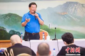 曹德旺：慈善的本质是你伸出援助的那双手图片