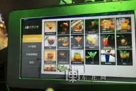“机器人调酒师”亮相冰城 一分钟调出鸡尾酒图片