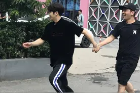 王嘉尔三里屯街头揽客 “偷”孩子撩粉丝展现人气图片