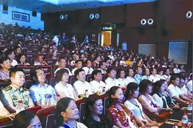 驻马店市领导观看豫剧《嫂娘·大娘·亲娘》图片