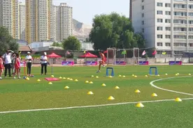 趣味运动会点亮兰州市第八届运动会田径场图片