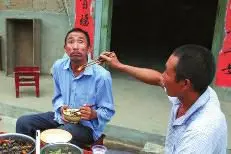 他们养猪、养蜂、盖房子 “想让一家人过上好日子”图片