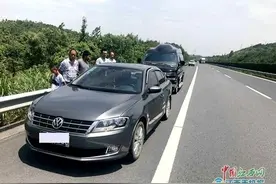 樟吉高速峡江境内：“保姆车”司机打瞌睡 追尾前方小轿车图片