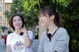 刘晓庆与老公十指紧扣 男方对其30年宠溺如一图片