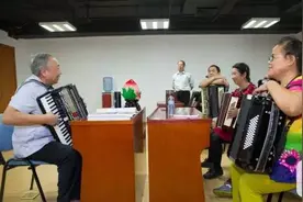 每日美图 · 喜迎十九大｜任士荣：我要把一生所学全部教给盲人朋友图片