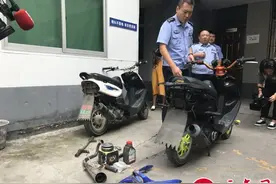男子深夜骑摩托“炫车技” 涉案4人全被抓获图片