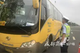 为省运费 面包车人货混装跑高速被逮正着图片