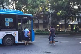 突发！杭州一大伯横穿马路被公交车撞倒图片