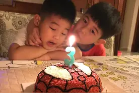 沙溢全家为小鱼儿庆3岁生日 安吉抱弟弟唱歌图片