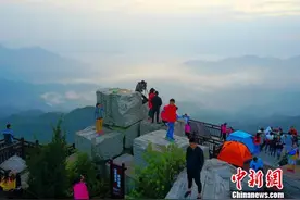 三峡大老岭美景引人醉 游客穿棉衣看日出图片