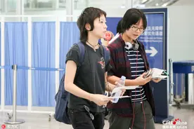 罕见同框！窦靖童和同父异母妹妹边走边聊秀姐妹情图片