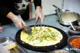 煎饼摊大妈：我月入3万，怎么可能少你一个鸡蛋！大妈真不想刺激你们图片