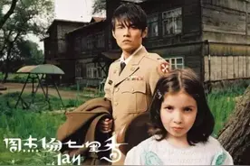 悦读｜2004年很奇怪，那一年总有人蹲在路边听mp3，边单曲循环，边泪流满面……图片