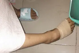 女大学生称脚被公交车门夹伤，公交公司：不要紧靠车门站立图片